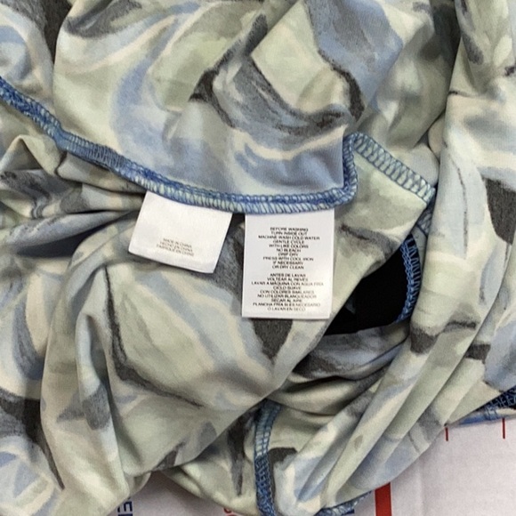 Anne Klein Petite NWT Marina Blue & Green Floral Top Small - Picture 3 of 10